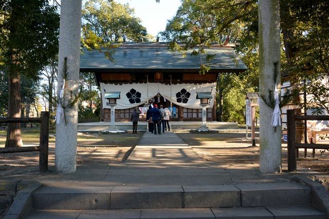 参拝客で賑わう山県神社の写真