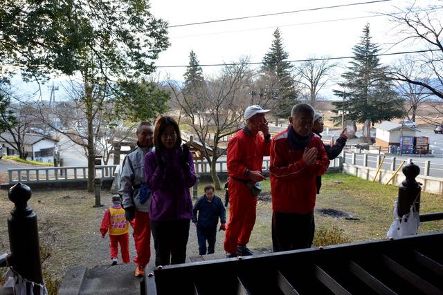 マラソン前に、三社神社で参拝する参加者の写真