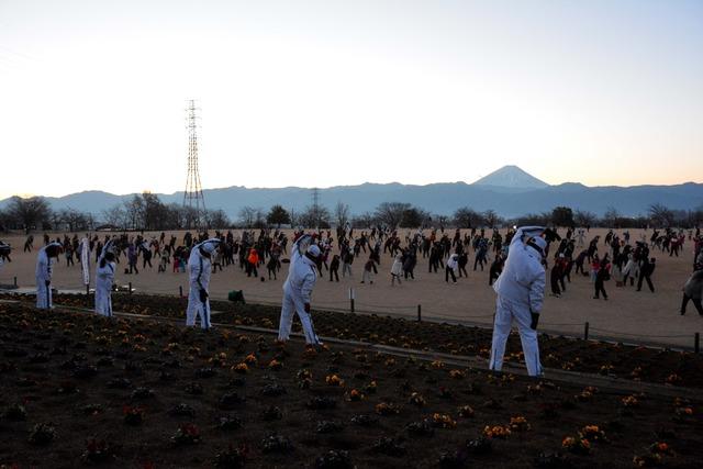 赤坂台総合公園でラジオ体操をしている人々の写真