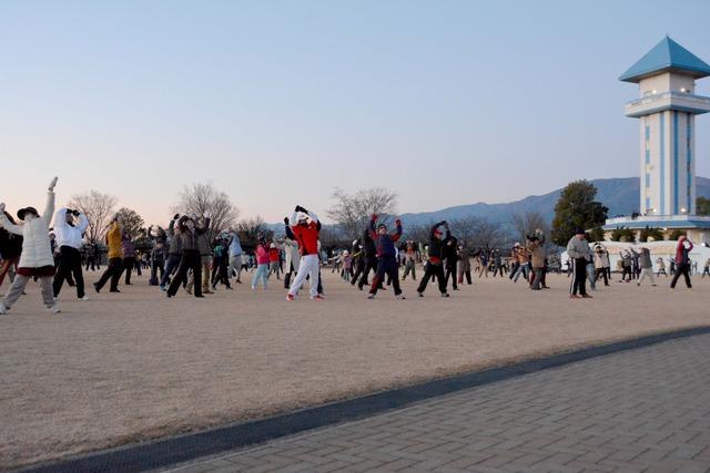 赤坂台総合公園でラジオ体操をしている人々の写真