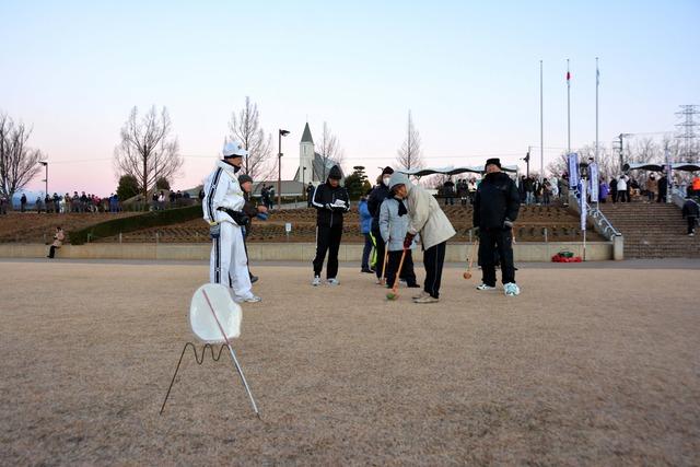 赤坂台総合公園でグラウンドゴルフをする人々の写真