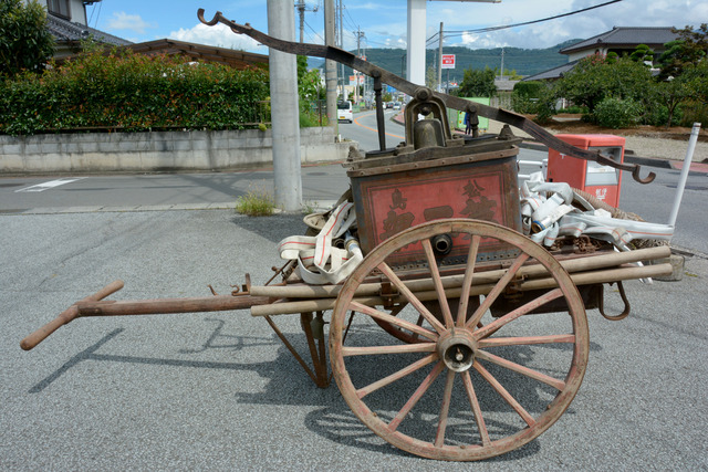 手押し車の上に載っている消防の手押しポンプの写真