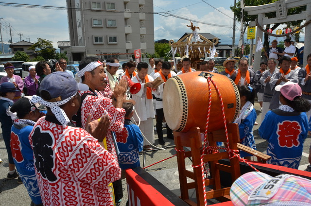 祭りの開始で太鼓の周りに人々が集まっている写真