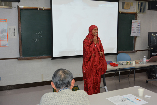 お祈りの際に着る美しいヒジャブを披露するサラさんの写真