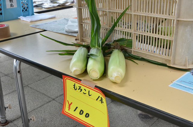 1本100円のとうもろこしが並ぶ売り場の写真