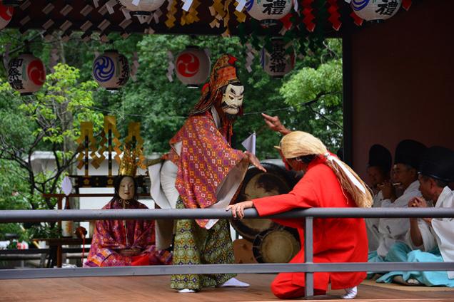 (写真)山縣神社内で行われる神楽の様子