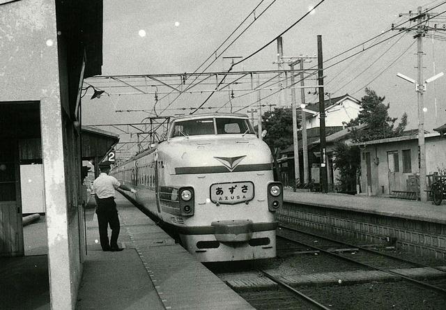 竜王駅を通過する正面に「あずさ」と書かれた「初代181系あずさ号」の写真（白黒写真）2