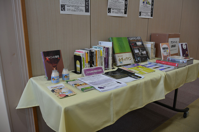 柳田さんの書籍や酵母・ワインに関する本が机に並べられている写真