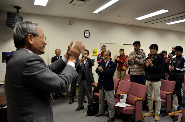 保坂市長が前に立ち、みんなで三三七拍子をしている写真