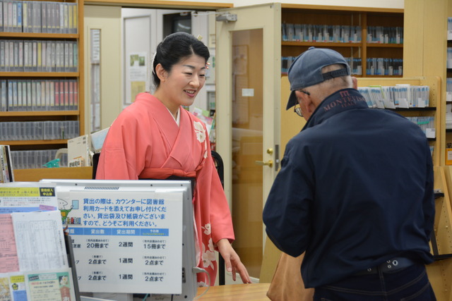 着物を着た図書館の職員がお客様とカウンターで話している写真