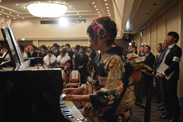 ピアノ伴奏をする、代表の小宮山香奈さんの写真