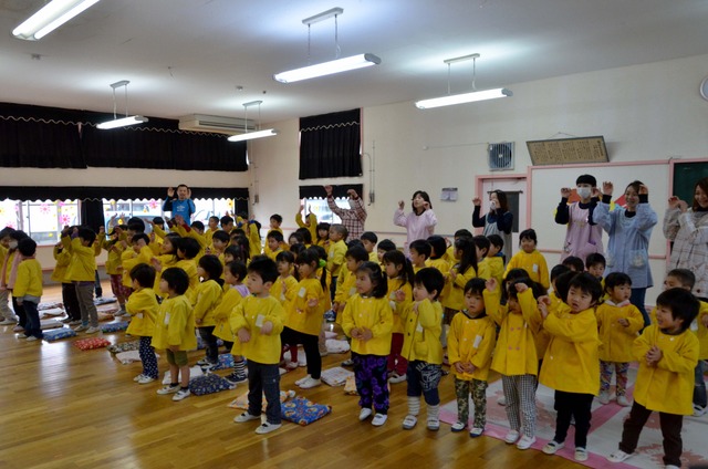 踊りを踊る園児たちの写真