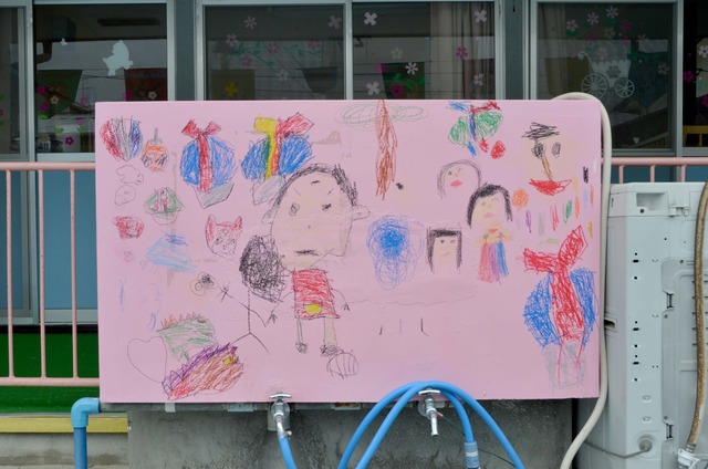 水飲み場に園児たちが描いた絵の写真