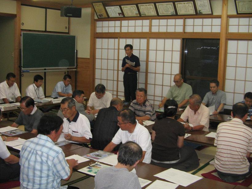 畳の部屋で集会をする人々の写真