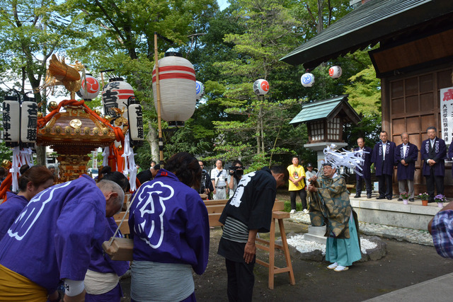 (写真)山縣神社本殿前での御魂入れ式の様子