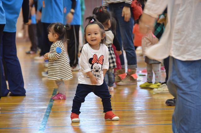 小さな女の子が楽しそうに踊っている写真