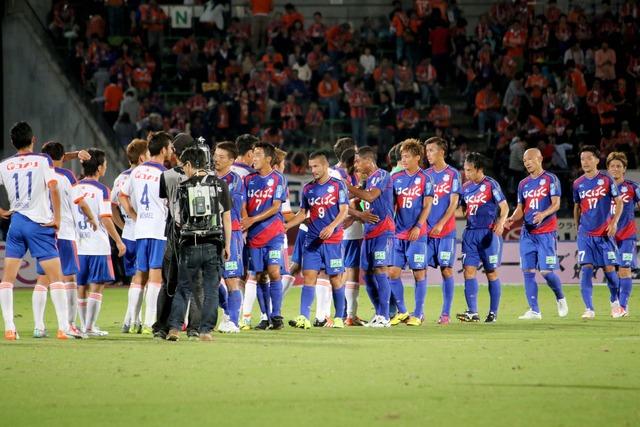 試合が終了し、選手たちが相手チームとハイタッチを交わす様子の写真