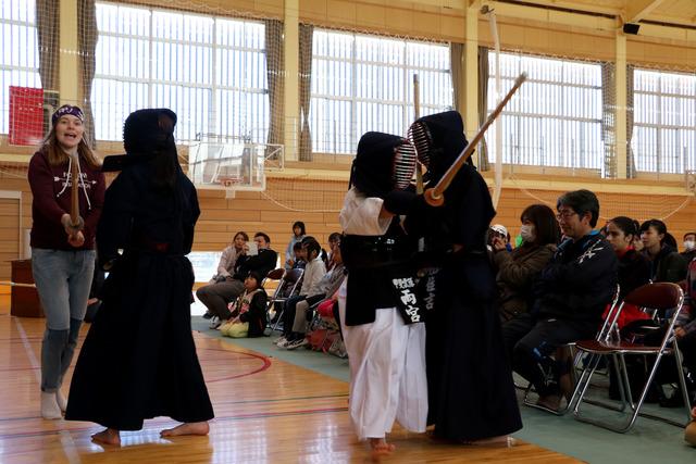 剣道をしている外国人女性の写真