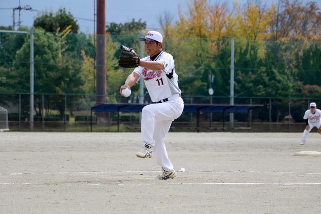 ピッチャーマウンドで千野投手がボールを持っている写真