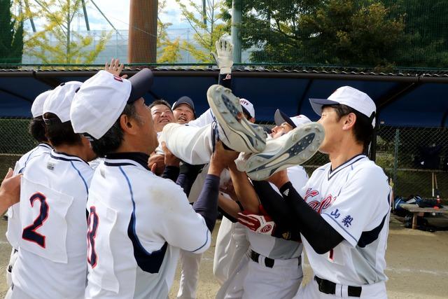 河野監督が甲斐Aの選手たちに胴上げされている写真