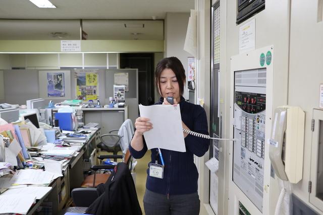 (写真)庁内放送を行う女性