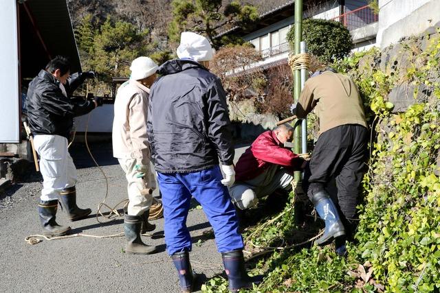 竹を取り付ける男性たちの写真