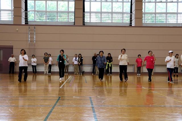 敷島体育館にて、歩数アップ大作戦に参加されている方たちが歩いている写真