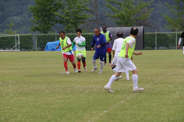 敷島総合公園でシニア世代の男性がサッカーをしている写真