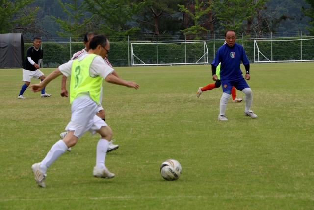 敷島総合公園ではシニア世代のサッカー大会の写真