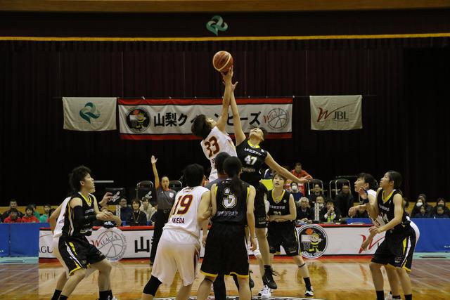 (写真)ジャンプボールをする両チームの選手