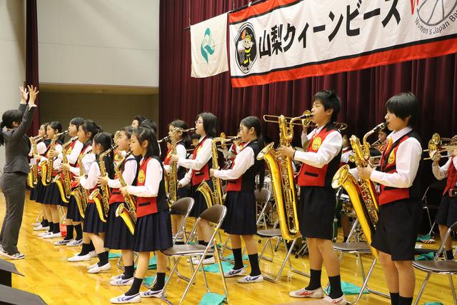(写真)ハーフタイムイベントのパフォーマンスで会場を盛り上げる敷島南小学校の吹奏学部