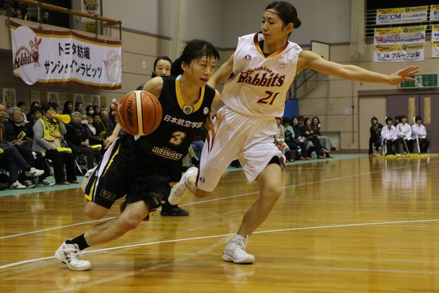 (写真)厳しいマークをかわすQBの選手