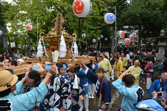 (写真)神輿の担ぎ手たち