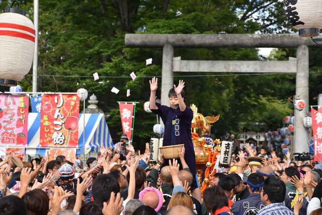 (写真)古村神輿の担ぎ手たち