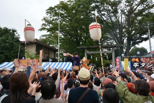 (写真)祭りを盛り上げる担ぎ手