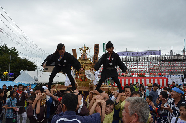(写真)神輿にのり祭りを盛り上げる様子