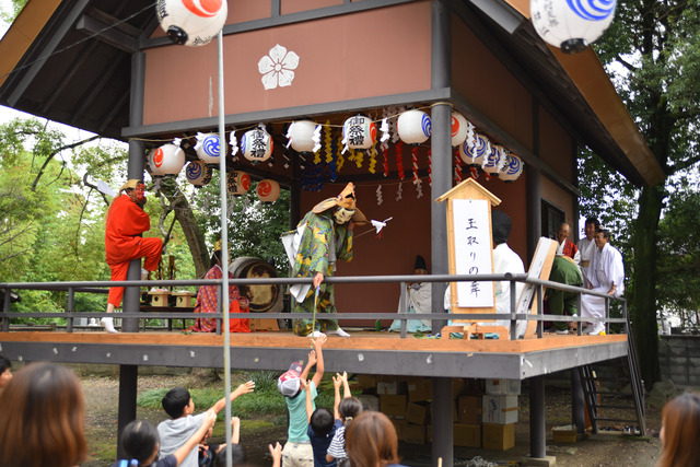 (写真)神社内の神楽殿にてお神楽を披露する様子