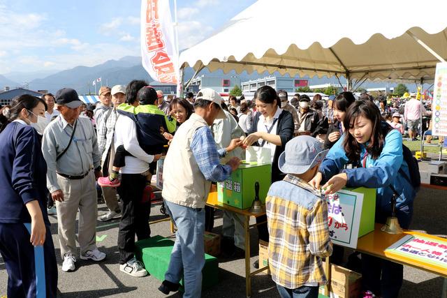 老若男女たくさんの人が抽選箱の前に並んでいる写真