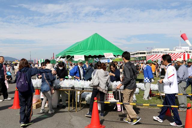 花配布コーナーにビオラを求めて人が集まっている写真