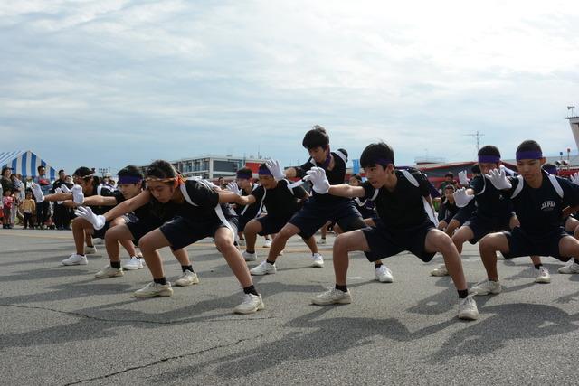 竜王北中学校の黒いTシャツを着た学生がよさこいソーランを踊っている写真