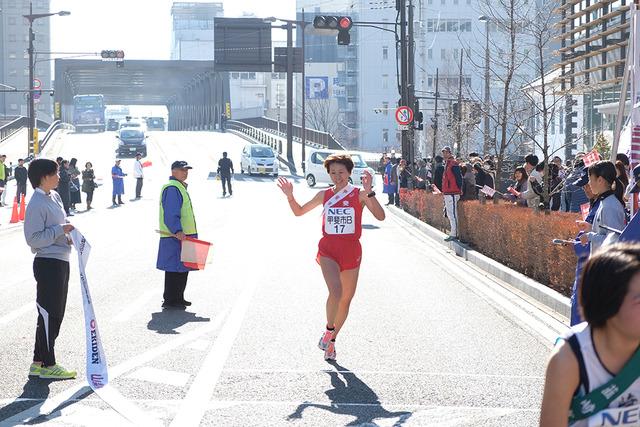 (写真)20区ゴール地点を走る大関美紀選手