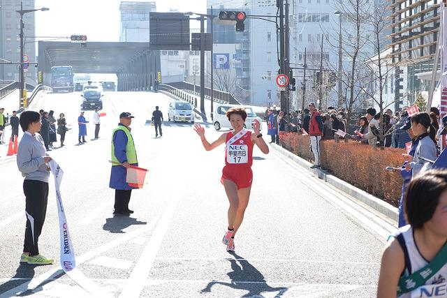 (写真)20区ゴール地点を走る大関美紀選手