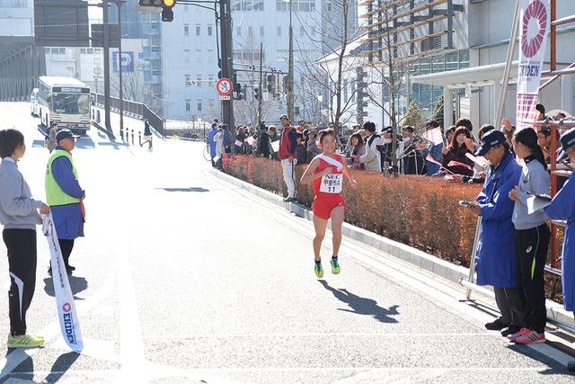 (写真)20区ゴール地点を走る三井朝実選手