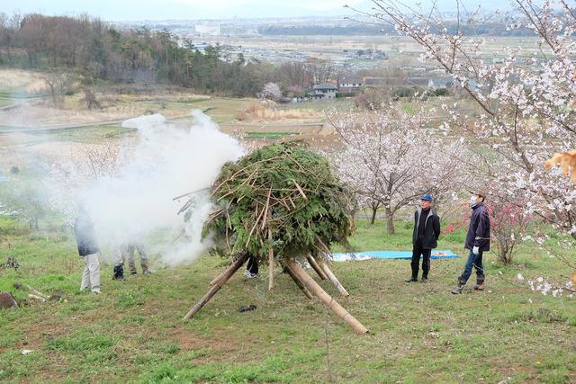 (写真)宇津谷地区の狼煙の様子