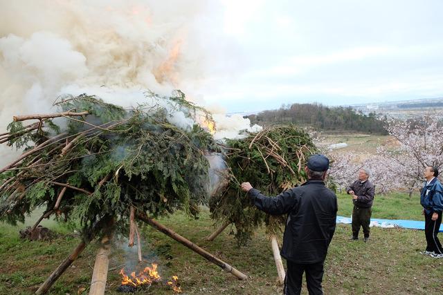 (写真)炎と煙が上がりだす狼煙