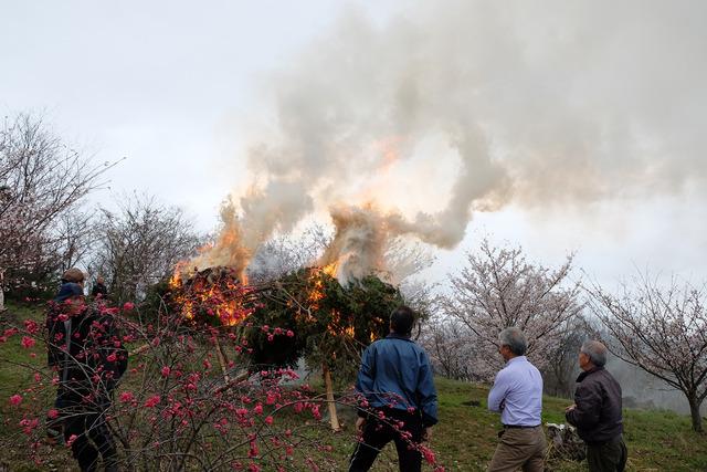 (写真)勢いよく炎と煙が上がる狼煙