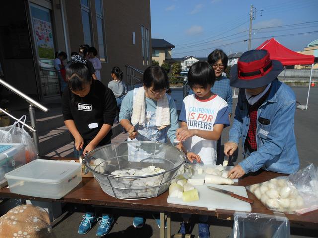 やはたいもを切っている写真