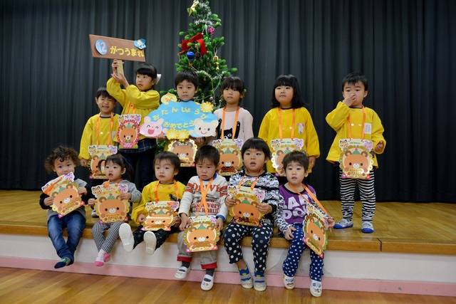 (写真)12月に誕生日を迎えた園児たち