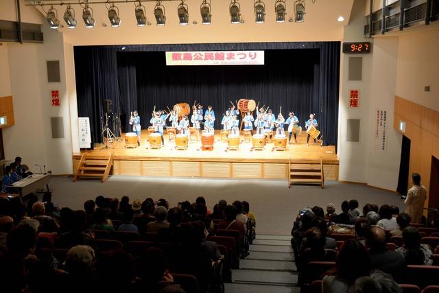 舞台の上で敷島北小学校児童たちが和太鼓を演奏している写真