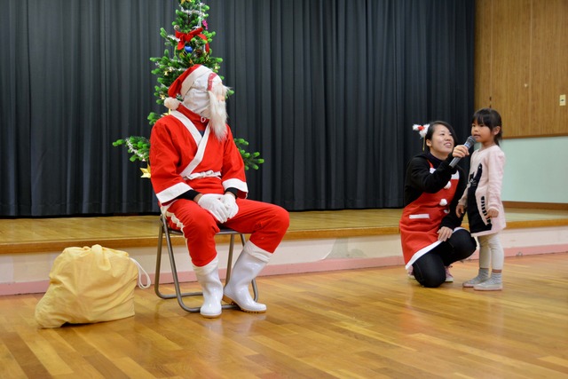 (写真)園児から質問を受けるサンタクロース